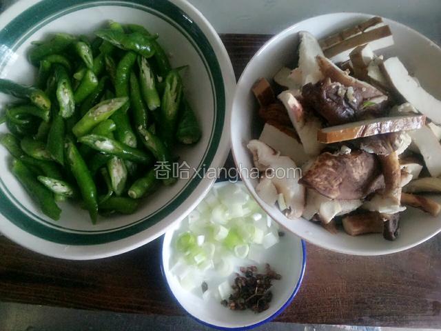 准备食材：辣椒切斜条，豆干香菇切条