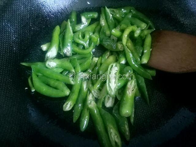 放入辣椒翻炒一下