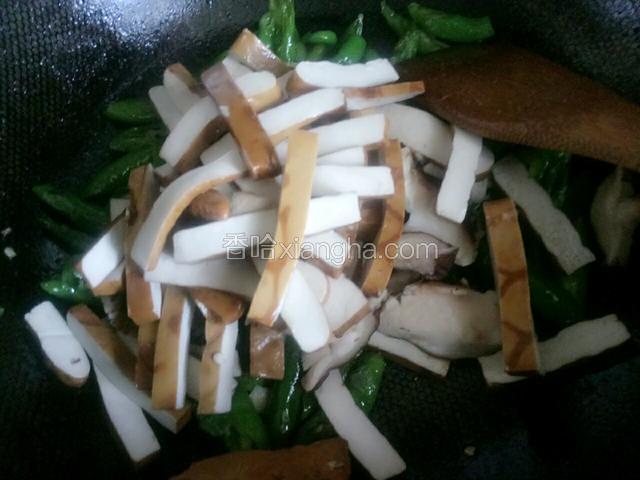 放入豆干香菇，翻炒几下