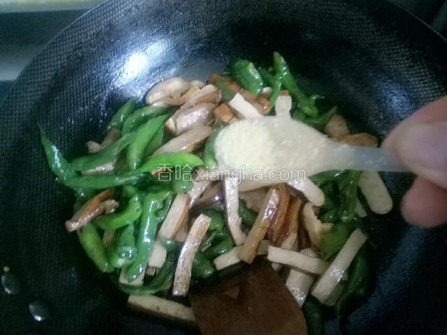 菜差不多了，关火，放少许鸡精，翻炒均匀