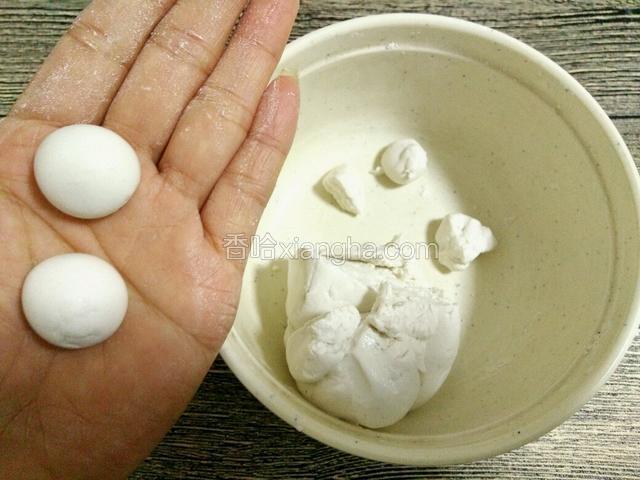 取适量用双手手心搓成圆形（利用双手掌心顺时针方向搓，同时可以搓两个）