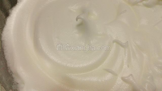 出现纹路时加入剩下的1／3细砂糖～
打至出现弯钩即可，不能过头～