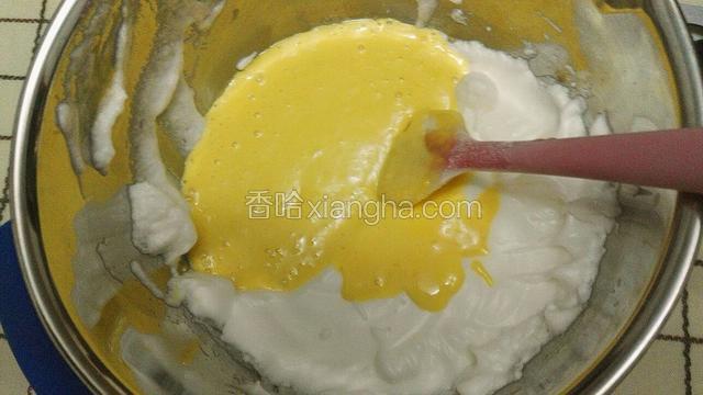 取1／3蛋白霜加入蛋黄糊里，翻拌均匀～
再倒入剩余的蛋白霜里～