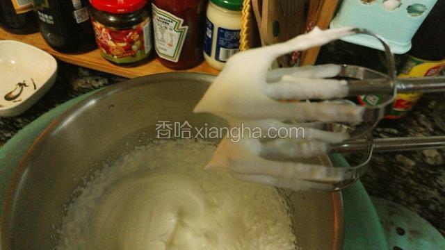 提起打蛋器出现直立尖头即可，备用～