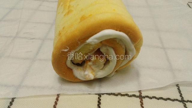 完全冷却后铺上奶油和芒果丁，卷起～
因为打发奶油耽误了时间，蛋糕卷完全冷却有点硬，再加上有水果和奶油，卷起比较困难～