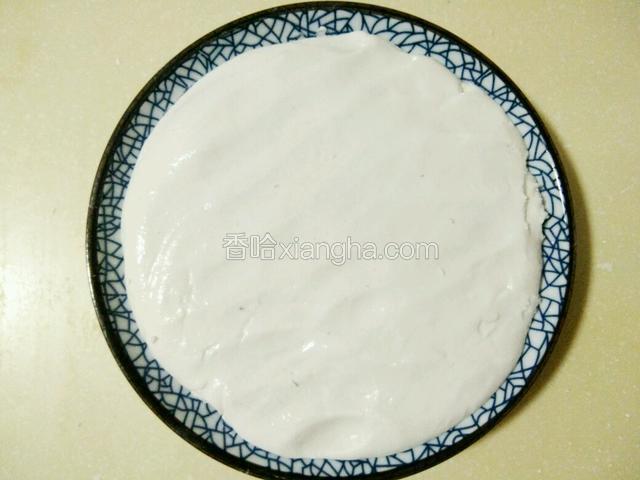 盘底刷点油，将糯米团放盘子里按扁