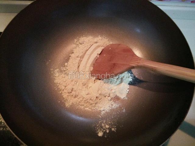 开始炒黄豆面，最小火，不要加油，不停的翻炒