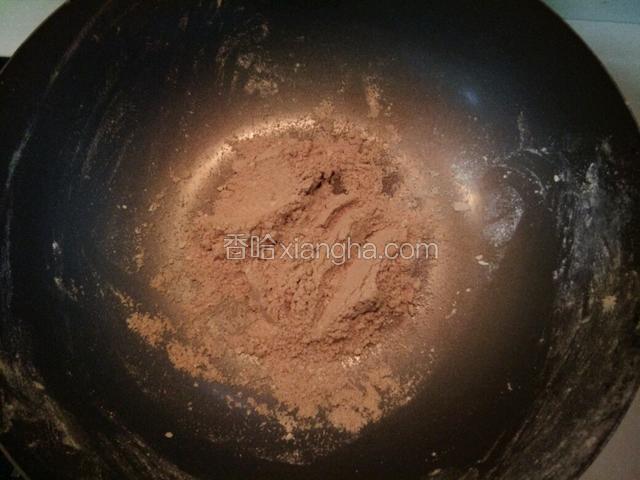 炒到黄豆面至熟 ，就是颜色变深黄色，盛盘