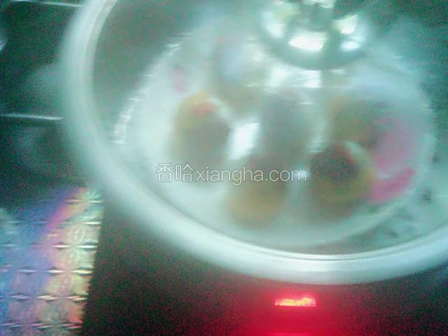 上蒸笼，
蒸5-10分钟。