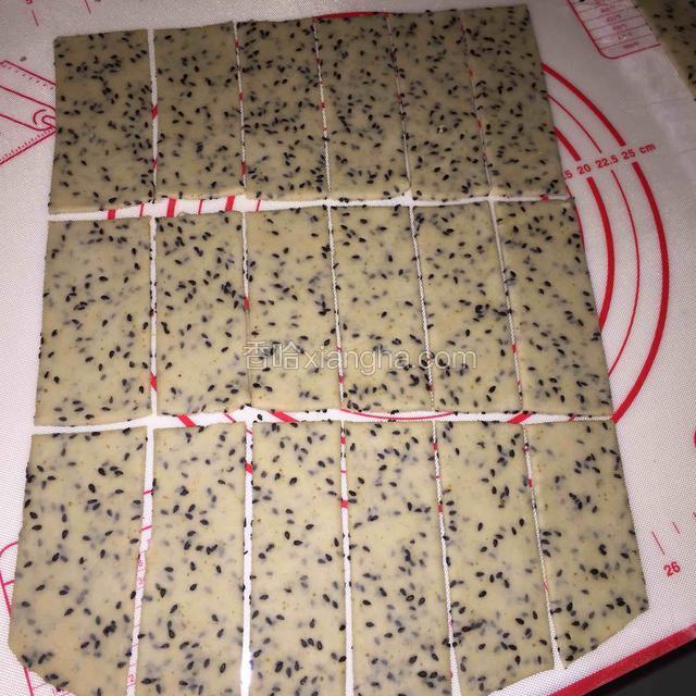 切去不规则的边角，把大面片切成小面片，宽5公分，长10公分
