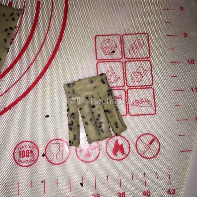 把小面片对折一下，切3刀，不要切断，如图