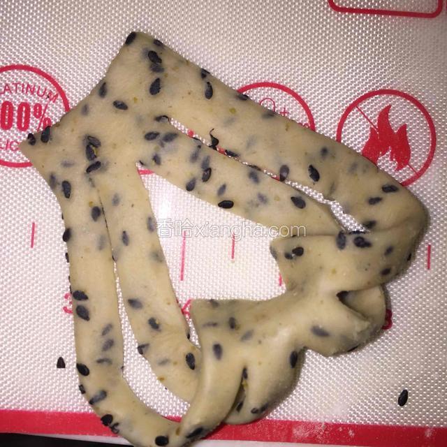 把一头穿过中间，拉开