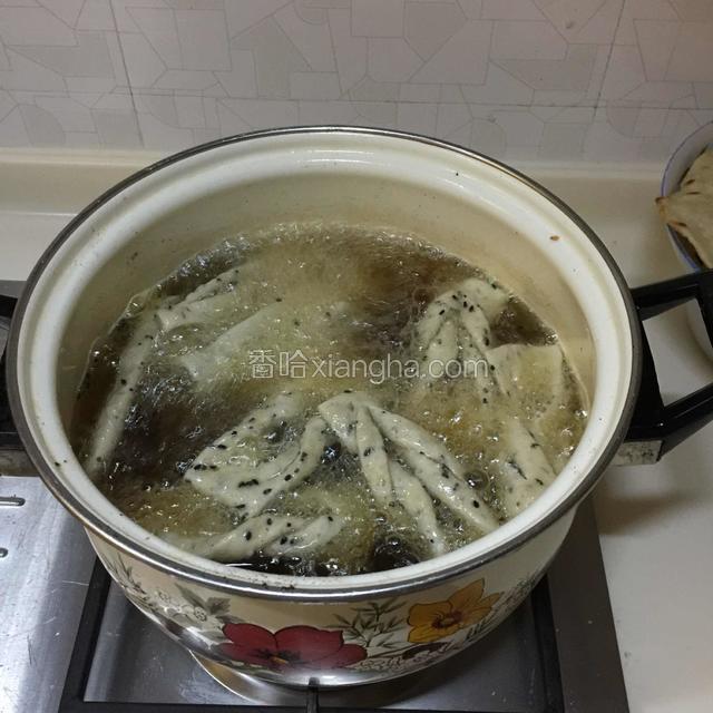 油温7成热的时候放入焦叶，中小火炸制两面金黄色捞出，一面炸黄后翻面炸另一面炸的均匀