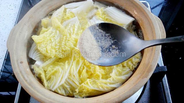 加入蘑菇精，盖盖煮，大火煮开转小火煮十分钟