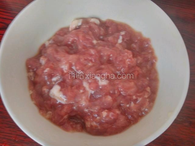 肉丝放碗内，放少许盐和料酒腌制十五分钟