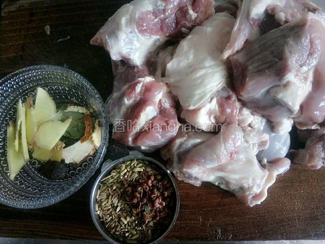 准备食材：羊肉改刀切适当大块