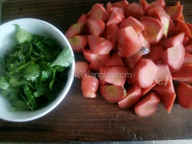 准备食材：胡萝卜切滚刀块，香菜切小段