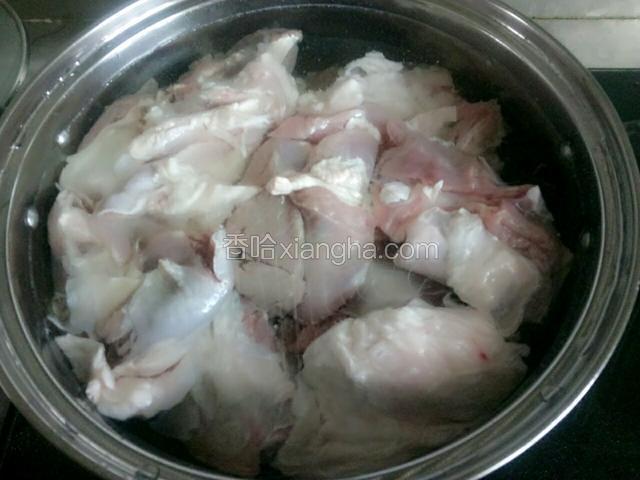 先把洗净的羊肉放清水里泡半个小时，倒去血水然后添加盖住羊肉的水烧开，洗净浮沫