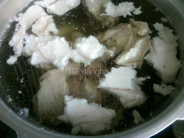 把肉和料盒放入高压锅，添加适当的水