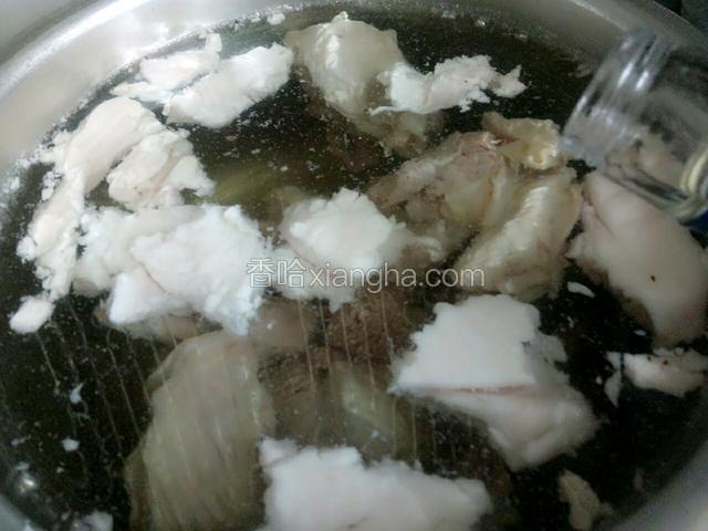 加入白酒，家里没有料酒了就用白酒代替