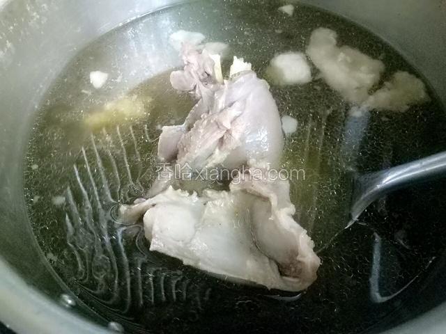 高压锅20分钟到，等排完气后开锅，汤已经非常好了，肉也烂了