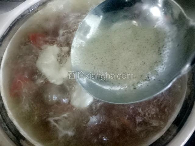 把羊肉汤舀到砂锅里，中火煮，放胡椒粉