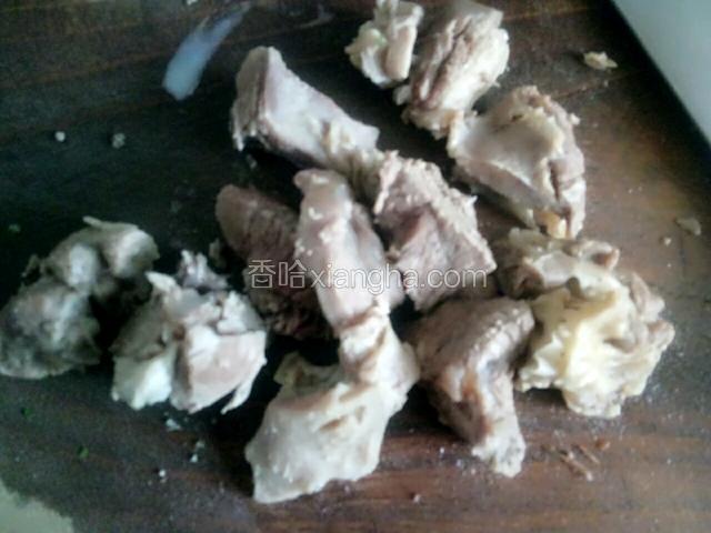 羊肉捞出来改小块，因为已经很酥烂了，不用放砂锅里再煮了