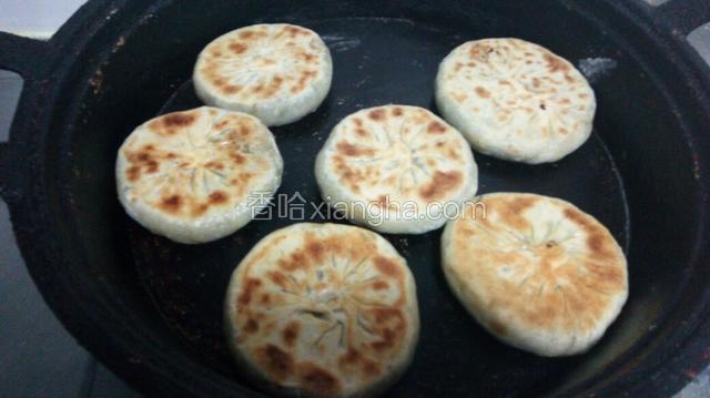 一面上色后翻面