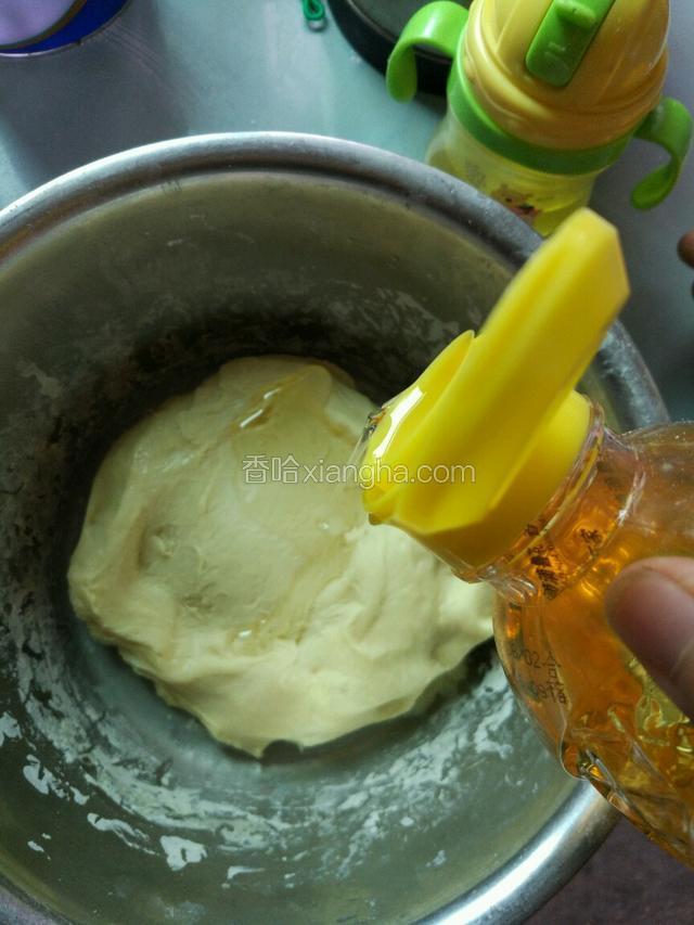 把面团发酵至两倍大！然后揉搓面团，加入适量的玉米油，是用来代替黄油的！