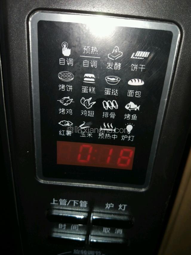 选择面包按键，大概是170℃，时间18分钟！