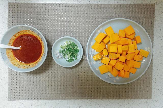 准备食材：南瓜切丁；小葱切碎。
调制酱汁：2小勺黄豆酱、1小勺豆瓣酱、适量花椒油。（具体的可以根据炒的南瓜量增减）