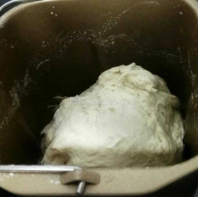 面包机打和面档，揉10分钟，揉成光滑的面团