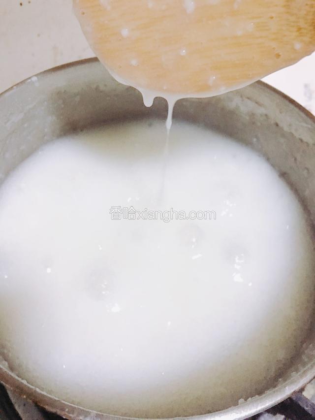 糯米粉加入雪碧和200ml左右的水，一起小火煮稠煮开～ 
小提示：要不断搅拌呦，糯米不然容易糊底哒～