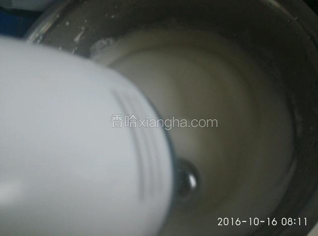 把剩下的白糖1/3放入蛋白中，用打蛋器打到发白，有较大气泡。