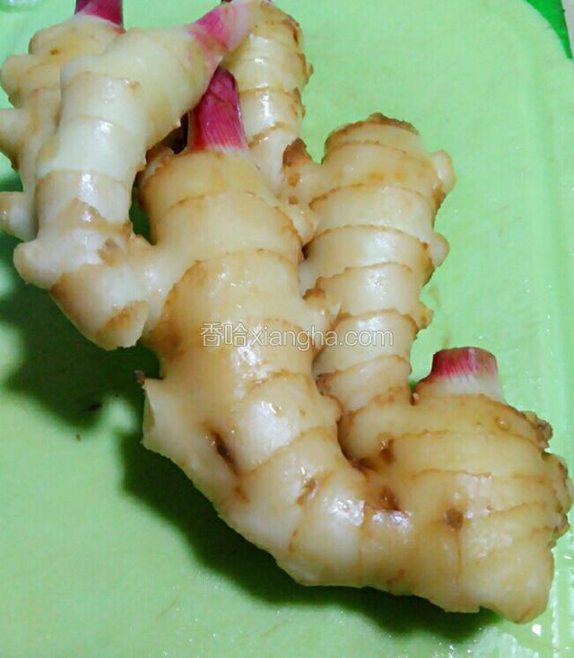 将嫩姜切薄片。备用。