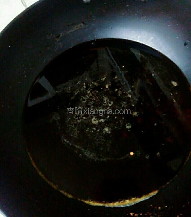 将生抽一瓶500克放入锅里同时放入冰糖烧至冰糖溶化。放凉备用。