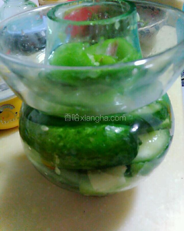 找一个容器放入一半的黄瓜。