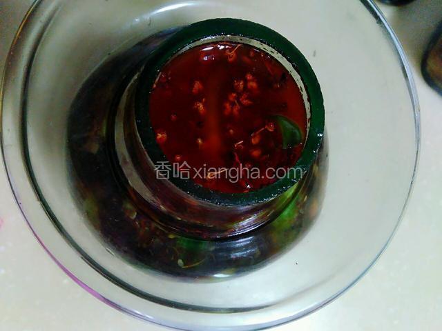 然后将另一半的黄瓜全放入。倒入另一半的酱油和麻辣料！用一个长筷子顺着底部搅一下！让辅料充分的浸泡在黄瓜中。