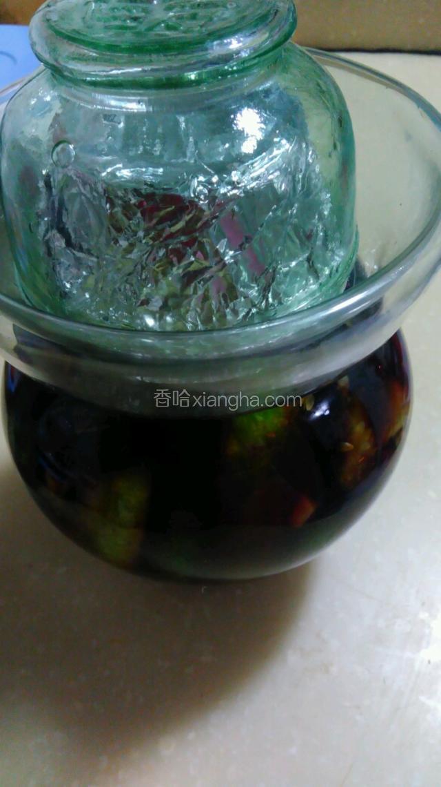 盖好盖子。等待三至五天就可以食用啦！如果想吃到黄瓜完全进透味需要八至十天。不放冰箱的情况下放的时间越长就越酸。如果人少每次可以少做一点！腌制第三天放入冰箱中保存颜色更亮择而且放一个月都不会太酸。