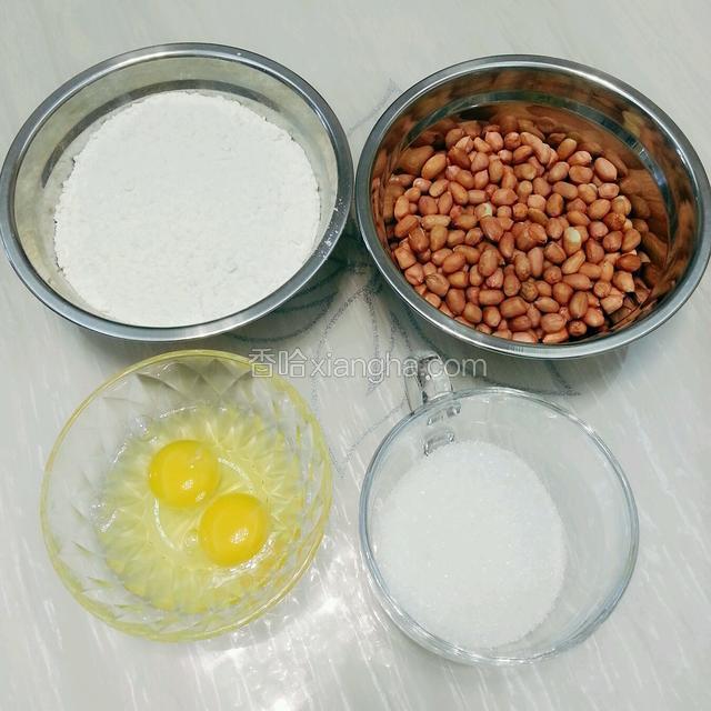 准备食材:
皮:面粉、鸡蛋、油、水
馅:花生、白糖