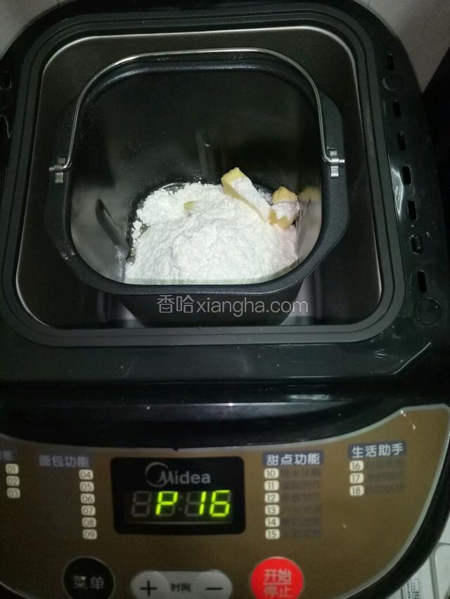除葱粒外，把全部材料放入面包机，启动和面功能。