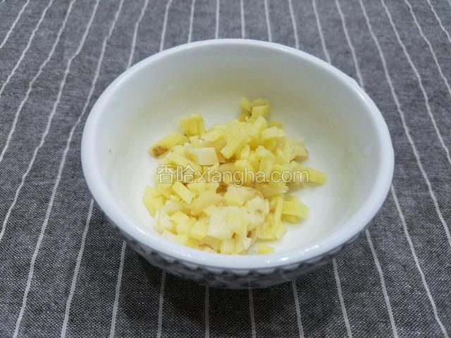 将大蒜和姜切成末，放入小碗中。