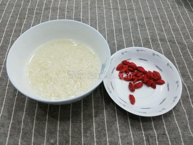 将大米和枸杞洗干净备用。
