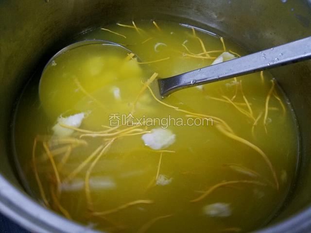 用勺子搅动一下锅，锅再次煮开时，盖上锅盖转小火煮五十分钟左右。