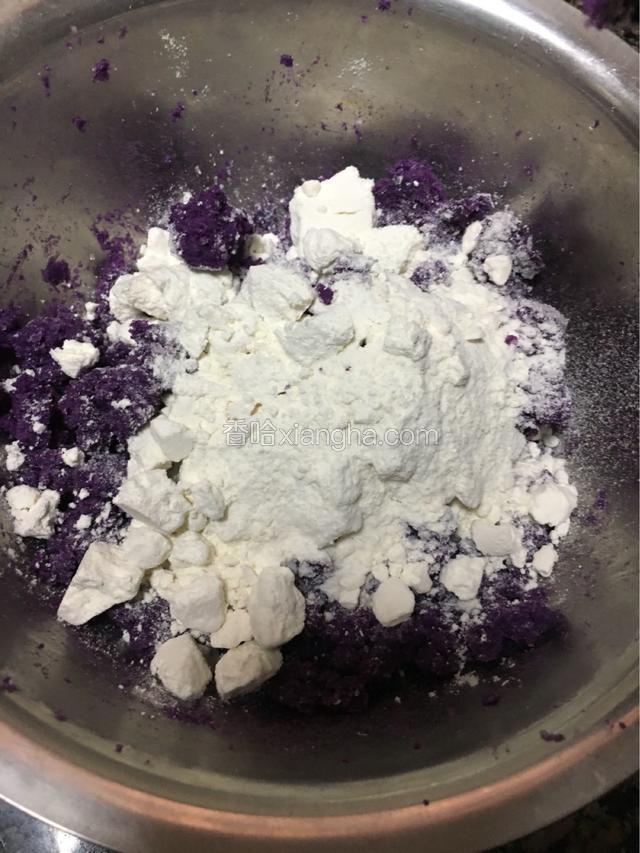 加入适量的面粉（面粉不用太多，和蕃薯泥差不多份量就好）