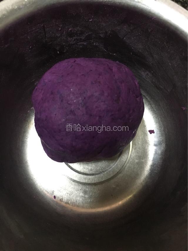 揉和成面团（揉的过程中如果觉得粘手，可涂抹一点食用油）