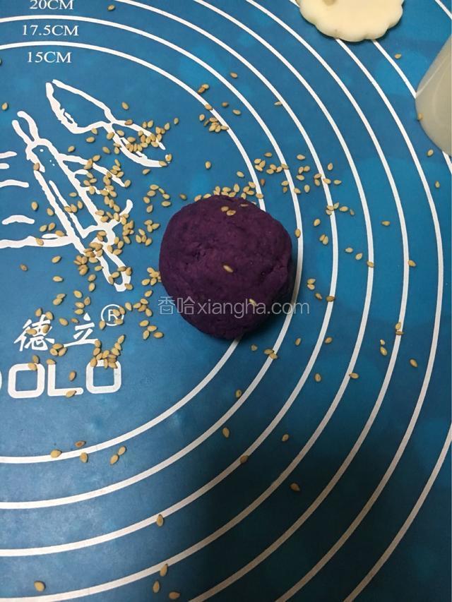 取小面团揉圆粘上芝麻