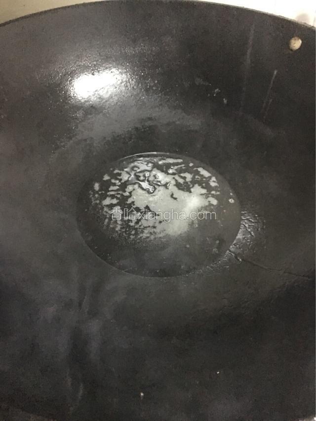 锅里放油加热