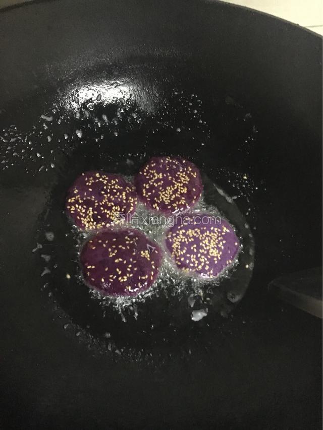 小火慢炸至金黄