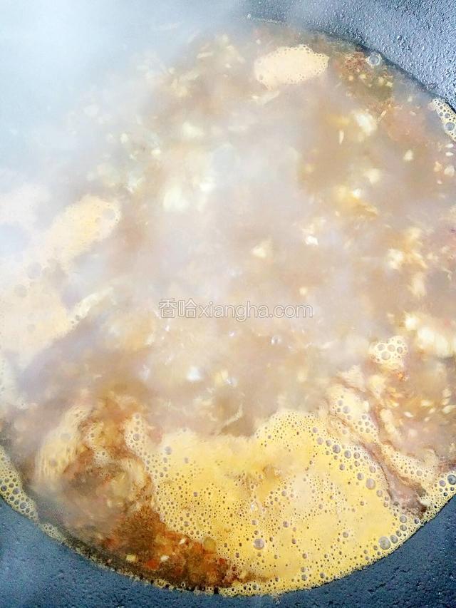 大火烧开后，改小火炖煮，保持沸腾状态！盖上锅盖，炖煮半小时！